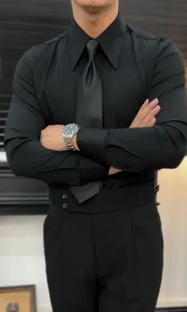 Toát ra cái uy của sự quyền lực thì chỉ có thể là sơ mi với cổ áo spearpoint #blazer #suit #harold #fashion 