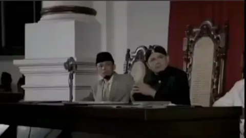 Pada tanggal 1 Maret 1945, dibentuk Badan Penyelidik Usaha Persiapan Kemerdekaan, yang diketuai oleh Dr. Kanjeng Raden Tumenggung (K.R.T.) Radjiman Wedyodiningrat. Dalam pidato pembukaannya, Dr. Radjiman mengajukan pertanyaan kepada anggota-anggota sidang bahwa apa dasar Negara Indonesia yang akan kita bentuk ini. Dalam upaya merumuskan Pancasila sebagai dasar negara yang resmi, terdapat usulan-usulan pribadi yang dikemukakan dalam Badan Penyelidik Usaha Persiapan Kemerdekaan Indonesia. Mohammad Yamin merumuskan Lima Dasar saat berpidato pada 29 Mei 1945. Rumusan tersebut di antaranya: perikebangsaan, perikemanusiaan, periketuhanan, perikerakyatan, dan kesejahteraan rakyat. Ia mengatakan bahwa kelima sila yang dirumuskan itu berakar pada sejarah, peradaban, agama, dan hidup ketatanegaraan yang telah lama berkembang di Indonesia. Namun, Mohammad Hatta, dalam memoarnya, meragukan pidato Yamin tersebut.[4] Pancasila oleh Soekarno yang dikemukakan pada tanggal 1 Juni 1945 dalam pidato spontannya yang kemudian dikenal dengan judul Lahirnya Pancasila. Soekarno mengemukakan gagasan dasar negaranya, yang ia namakan 