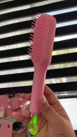 Magic retractable comb #magicretractablecomb #retractablecomb #mommyshee 