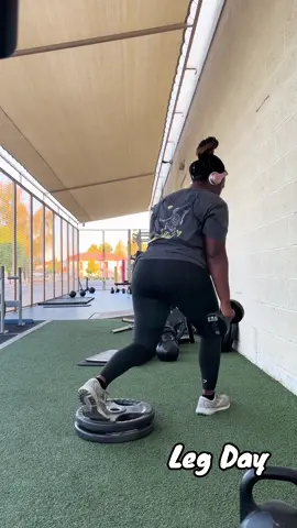 Love these gymshark leggings 🤪🦈🏋️‍♀️ #musclemommy #momworkout #postpartumfitnessjourney 