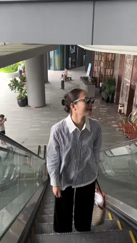 Chiếc sơ mi chị em mải miết tìm kiếm đây rồi 😍😍😍#Congaytho #phoidoxinh #aosomi #thebluetshirt #style 
