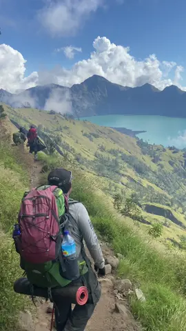 Menikmati Masa Muda Dengan Berpergian Jauh Ke Gunung Yang Indah Di Indonesia😍#gunungrinjani #danausegaraanak #backpacker 