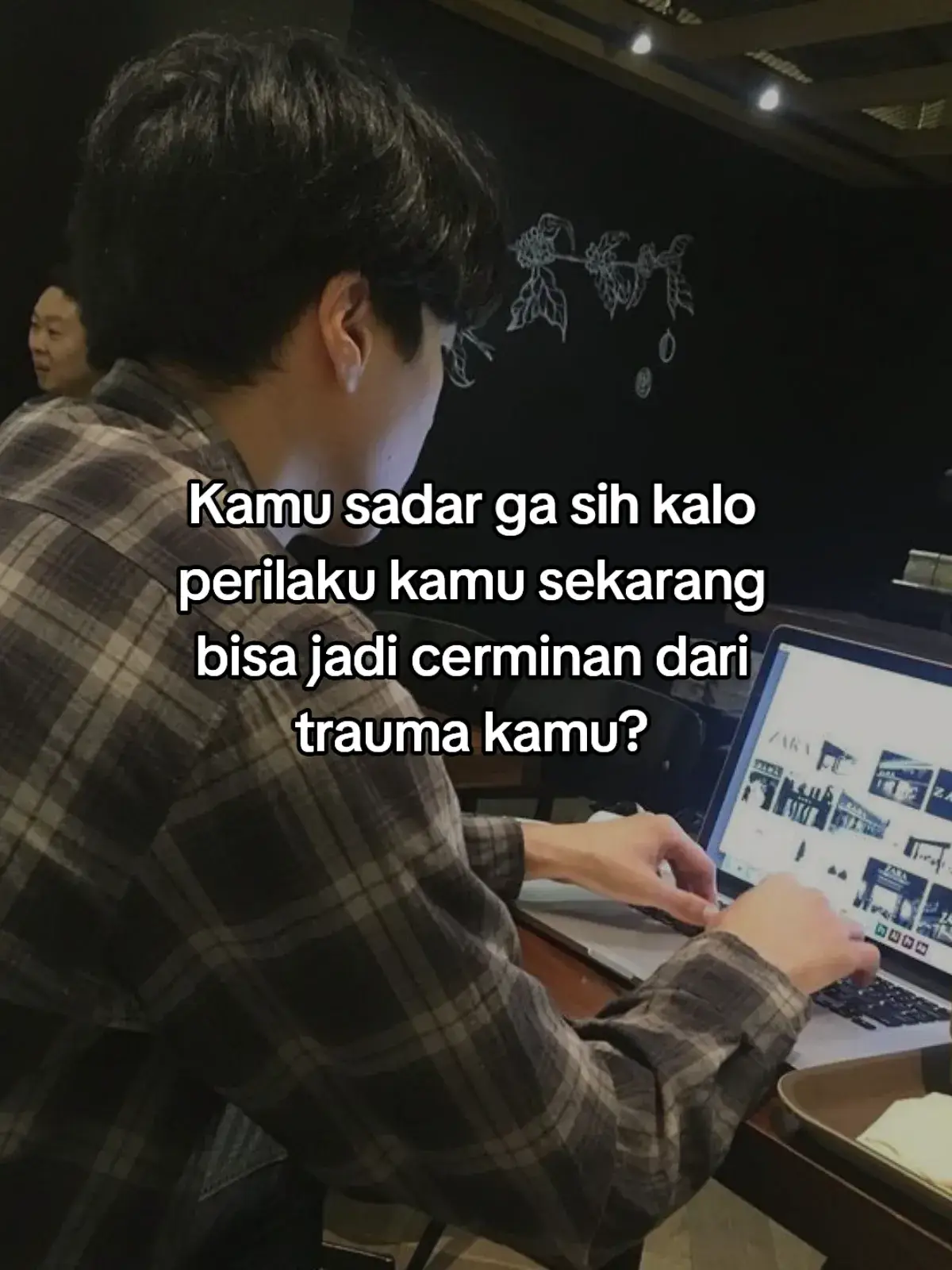 Memahami respons trauma dapat membantu kamu mengenali kapan kamu mengalami pemicu atau situasi yang membuat kamu kewalahan.  Hal ini memungkinkan kamu untuk mengidentifikasi reaksi diri dan memilih bagaimana kamu ingin merespons secara sadar.  Kamu juga dapat mempelajari cara mengelola reaksi diri dan bergerak menuju pemulihan diri. #fypシ゚viral #selflove #psikologi 