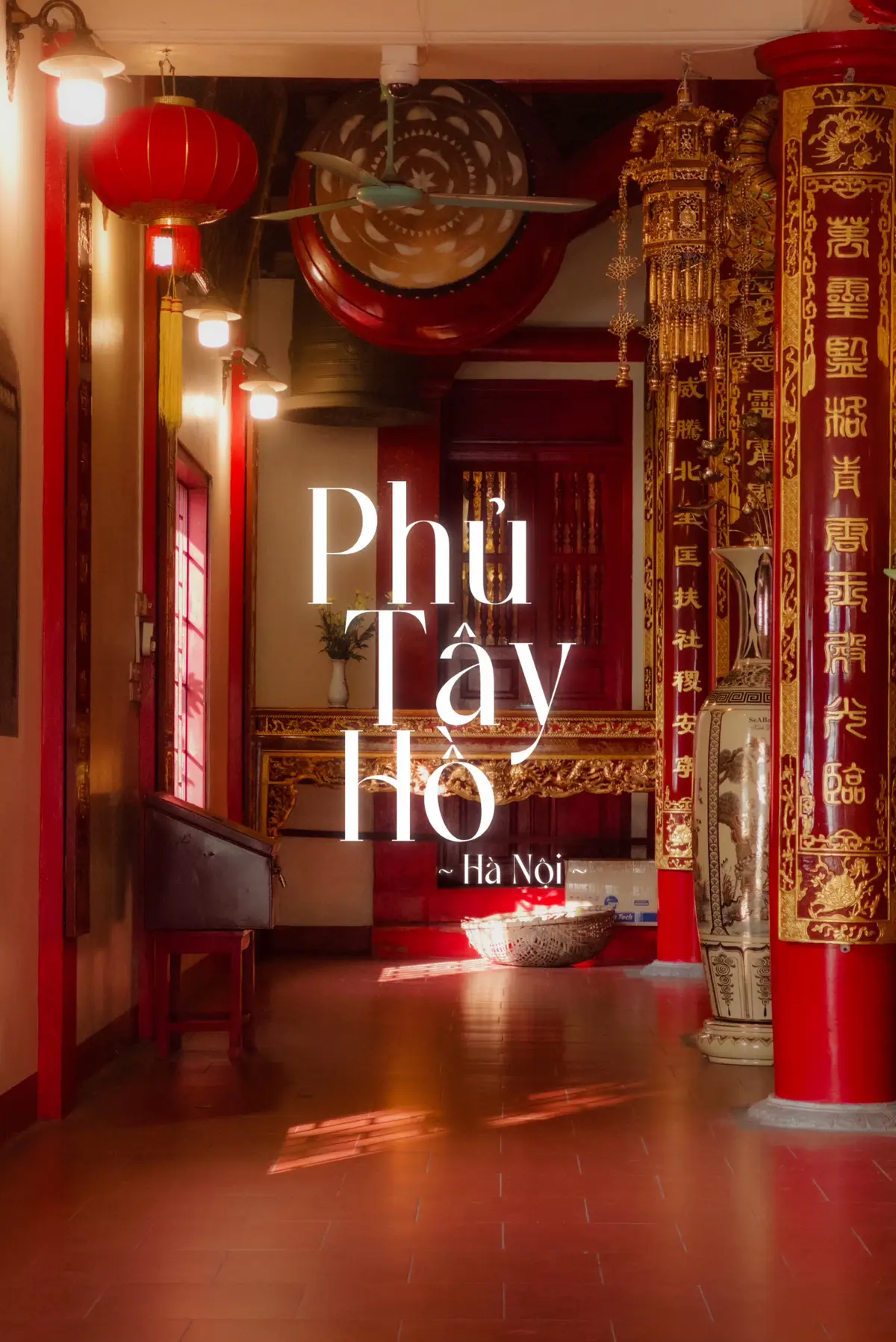 Phủ Tây Hồ là một ngôi đền thờ công chúa Liễu Hạnh - người được triều nhà Nguyễn phong là "mẫu nghi thiên hạ", một trong "Tứ bất tử" của Việt Nam. Phủ toạ lạc tại thủ đô Hà Nội của Việt Nam, theo truyền thuyết, nơi đây được xây dựng vào khoảng thế kỷ 17. Trước khi bước vào Phủ, du khách sẽ qua cổng tam quan 2 tầng, có vọng lâu ở trên với những đường nét chạm khăc tỉ mỉ, cần thận, mang đậm những nét văn hóa Việt Nam độc đáo. Phủ Tây Hồ bao gồm Phủ chính, Điện Sơn Trang và lầu Cô, lầu Cậu. Theo quan niệm dân gian, Phủ Tây Hồ là nơi cầu sức khỏe, công danh, tài lộc, may mắn vô cùng linh thiêng. 🗓️: 13.05.2024 - 06.04.2024 #phutayho #phutayhohanoi #đilễ #hanoi #lephu #thanhmaulieuhanh