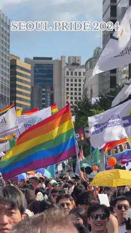 Everyone deserves to be LOVED 🏳️‍🌈🏳️‍⚧️ Lets spread love to everyone 💕 #lgbt #lgbtq #seoul #queer #Pride #pridemonth #parade #Love #LoveIsLove #korea #june #monthoflove #spreadlove 