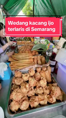 Wedang kacang ijo legendaris yang selalu laris di serbu warga Semarang. Selain wedangan ada juga banyak jajanan & gorengan yang dijual disini, sumpah itu bikin ngiler banget apalagi lunpia sama martabaknya nagih banget. Bisa kubilang inilah the real burjo di Semarang sih #kulinersemarang #kulinersemarangmurah #kulinersemarangenak #kulinersemarangrecommended #kulinertiktok #serunyakuliner #fypシ #fypsemarang #longervideos #kulinerviral #kulinerlegendaris 
