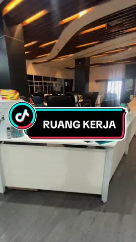 Ruang kerja berkonsep Open Space dengan mengusung nuansa Futuristic membawa feel tersendiri untuk suasana kerja di kantor #interiordesign #ruangkerja #openspace #sharing #arsitektur #office #kantor #modern #fyp #viral #mebel #desaininterior #banjarmasin #banjarbaru #kalsel #hpl #kitchenset #kitchensetminimalis #rumahminimalis #desainrumahminimalis #desainrumahmodern 