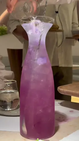 The sparkling water made from butterfly bean flowers and lavender lemons is as beautiful as the blue sky#flowertea#sparklingwater #butterflypea 