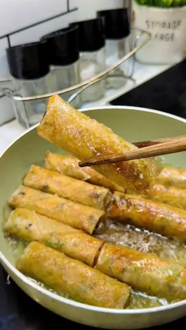 Cho mì tôm vào bánh đa nem? Bạn đã thử chưa?#xuhuong #trending #ăncungtiktok #LearnOnTikTok #comnhaphuong 