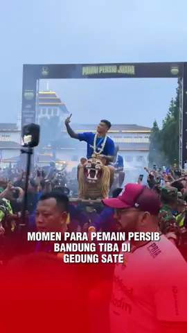 Momen para punggawa Persib Bandung saat tiba di Gedung Sate, Kota Bandung. Ini jadi titik terakhir pawai juara Maung Bandung. SIAPA YANG DATENG KE GEDUNG SATE? CUNGG?! MIMIN UDAH DULUAN HEHE!! MENYALAA PERSIBKUUU #radarjabar #persib #persibbandung #persibday #persibjuara #bandung