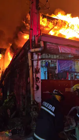 #PANOORIN: Sumiklab ang #sunog sa residential area sa Barangay Rivera, San Juan kagabi, May 31. Ayon sa awtoridad, nasa 100 tirahan ang tinupok ng apoy. #BalitangA2Z 🎥 Facebook/Marikina Filipino-Chinese Fire Brigade Volunteers