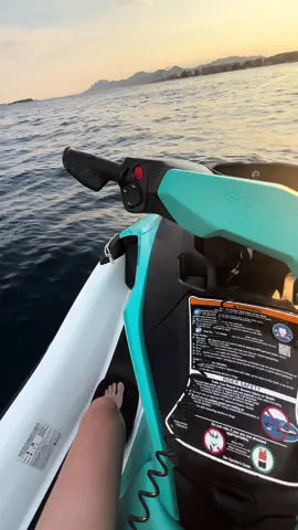 JETSKI AVEC ENCEINTES DISPONIBLE A CANNES POUR VOS ACTIVITÉS 🌴💦  RÉSERVATION / BOOKING MP Ig : mldv_conciergerie , alann91__ #cannes #viral #foryou #pourtoi #jetski #location #vacances 