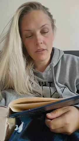 Sourate Al-Baqara versets 49-57 : Allah adresse cela aux Fils d’Israël : Rappelez-vous Mon bienfait lorsque Je vous ai sauvés de 
 Pharaon et de son peuple qui vous faisaient endurer les pires tourments. Je vous ai secourus et 
 Je vous ai sauvés en compagnie de Moïse.
 Le Pharaon avait vu dans un rêve un feu sortir de Jérusalem et pénétrer seulement dans les 
 maisons des Coptes, celles des Fils d’Israël étant épargnées. Ainsi la dynastie du Pharaon 
 tirait à sa fin, au moyen des Fils d’Israël. Le maudit Pharaon passa alors à l’élimination des 
 nouveaux-nés de la communauté des Fils d’Israël, et astreignit les autres aux travaux les plus 
 pénibles et les plus humiliants. Là, le tourment est explicité par l’égorgement des bébés. Dans 
 la sourate d’Abraham, il est ajouté à ce tourment autre chose. L’exégèse de cela sera faite au 
 début de la sourate de la Narration. Le segment : ils égorgeaient vos fils, épargnant vos 
 femmes…explique Son bienfait cité dans le verset 47.
 En outre, le terme pharaon est un titre désignant le monarque qui régnait sur l’Egypte, comme 
 le terme césar chez les Byzantins et le terme cosroes chez les Perses. On dit que le pharaon de 
 cette époque-là était originaire de Perse et s’appelait al-Walid b. Muç’ab b. ar-Rayyân. Quel 
 qu’il soit, ce pharaon est maudit par Allah #islam #religion #musulmane 