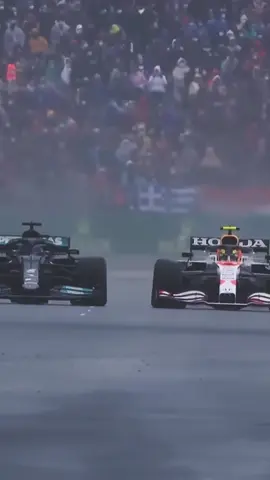 🇹🇷 Muchos hablan de la defensa de Checo Pérez a Lewis Hamilton en el GP de Abu Dhabi 2021, pero pocos lo hacen de este escudo infranqueable, bajo la lluvia, del piloto mexicano al piloto británico durante el GP de Turquía de aquel año. 🔝 Otra defensa para la hemeroteca del ministro de defensa mexicano que acercó el mundial más ajustado de la historia de la Fórmula 1 a Max Verstappen.   #f1 #formula1 #checoperez #perez #sergioperez #mexico #lewishamilton #hamilton #sp11 #lh44 #redbull #blanco #honda #mercedes #turkishgp #gpturquia #2021 #defensa #historia #increíble #nostalgia #tbt #carrera #automovilismo #motor #deportesentiktok