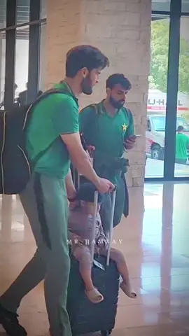 Shaheen X Haris On Chachu Duties”🤩🫶❤️Shaheen And Haris Carrying Imad Wasim Kids On Bags”😘Who Is Carrying In A Better Way Shaheen Vs Haris??👀😂#mytrend766 #hamxayinsta #hamxayinsta #hamxayfam #mrhamxay #viralvideo 