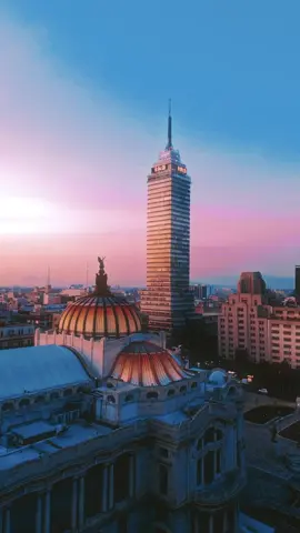 Amanecer desde Bellas artes y la Torre Latinoamericana ☁️ #cdmx #mexicocity #mexico #amanecer #torrelatinoamericana #bellasartes #palaciodebellasartes #cinematic #drone #dronevideo #dji #djimini3 @DJI Store México 