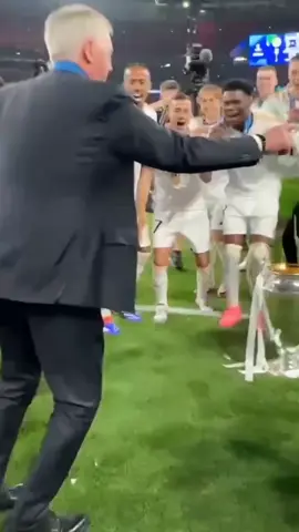 Juara Mah Bebas, Ingat Goyangan Ini Berlaku Hanya Untuk Para Juara👑🤍!  #realmadrid #madrid #hallamadrid #championsleague #xybca #fypシ゚viral #fyp #foryoupage 