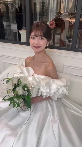 素敵な経験をさせていただきました👰🏻💫 憧れのキヨコハタのドレス👗 サテン素材がとても上品でした 3wayで着用できるのもとっても魅力的！ 後日投稿で3wayの着方も投稿します。 スタッフの方が皆さんとても丁寧で優しく初めての撮影もとても楽しく終えられました♡ いつか前撮りや挙式をする事があればぜひまたこちらにお願いしたいです。 . . 特別に、私の投稿を見た方限定のクーポンを作っていただきました🎫 * 「kaoriの投稿を見た！」と問い合わせ時にお伝えいただくと、ドレスのご契約金額から10,000円OFFしてくださるそうです！ * クーポンのお申し込みの期限：9月末まで有効 Kiyokohataが着たい人は正規代理店の @flare_costume_salon に相談してみてね👰🏻‍♀️🤍 お得なクーポンの詳細については、公式アカウント @flare_costume_salon をご覧ください。 #元町フレア #flare_costume_salon #フレアコスチュームサロン#kiyokohata#ウェディングドレス#ウェディングモデル#ドレスモデル#キヨコハタ#ウェディング#前撮り#前撮り撮影 