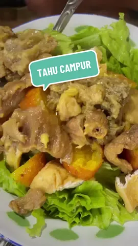 TAHU CAMPUR BUMBU HALUS PERKEDEL SINGKONG: 1. SINGKONG PARUT 2. BAWANG PUTIH,BAWANG MERAH 3. KUNIR, TUMBAR , DAUN JERUK 4.  GULA, GARAM , MSG,  MASAKO Bumbu Halus KUAH TETELAN TAHU CAMPUR: 1. Bawang merah, bawang putih 2. Tumbar, merica, jinten 3. Kunir, Jahe , Kencur 4. petis udang AROMATIK: 1. Daun Jeruk Daun Salam 2. Sereh 3. Lengkuas Penyedap: Gula garam micin masako Petis tahu campur: Petis udang Bawang putih goreng Pelengkap: Mie kuning, krupuk, selada , Kecambah Sambel: Cabe rebus haluskan kasih garam dan msg Selamat mencoba🙏 🥰 #kulinernusantara #makanmakan #fyp #reals #masakandaerah #masakyuk #makanenak #gebams #titkok #kulinertiktok 