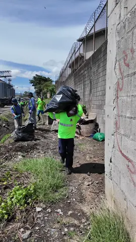 ¡Hoy hemos realizado una exitosa jornada de limpieza en la comunidad de Cristal en Pavas!  Con la colaboración de INCOFER, la empresa Gruma, el Proyecto mUEve y los vecinos de la zona, dimos inicio a las actividades del Mes del Ambiente. Este esfuerzo conjunto no solo mejora nuestro entorno, sino que también fortalece nuestra comunidad y conciencia ambiental.  ¡Gracias a todos los que se unieron para hacer de San José un lugar más limpio y verde! #SanJoséLimpio #MesDelAmbiente #ComunidadUnida #CuidemosElPlaneta #Pavas 