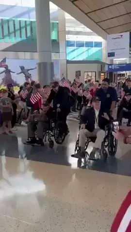 美国二战老兵飞往法国参加诺曼底登陆80周年纪念活动。最年长的老兵已经 107 岁。 世界上最伟大的一代人