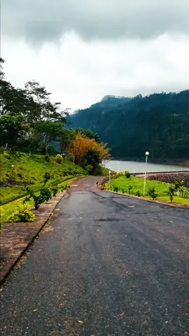 කොහෙද කියමු බලන්න දන්න අය❤️❤️ #SriLanka #travel #nature #fyp #fypシ゚viral #foryoupage #vibes #rain #rainyday #dam #kotmale #kothmale #kothmaledam #trending #fy 