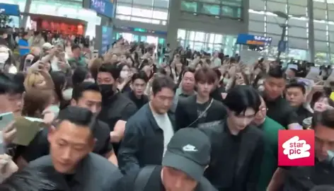 ini kondisi bandara hari ini waktu haribiz mau terbang ke China untuk acara running man, sesak banget padahal cuma mereka berdua, kfans itu banyak banget tapi sekalinya disuruh streaming malah ngilang, safe hariboz 🥺#hariboz #ricky #zhanghao #fypシ゚ #zerose #zerobaseone #zb1 #fyp 