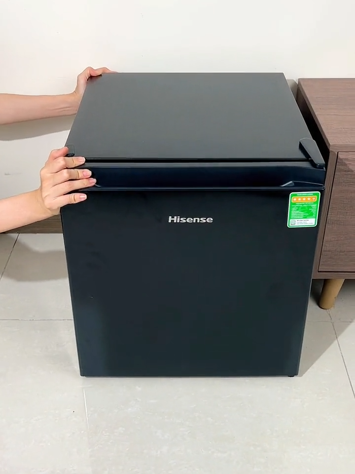 Tủ lạnh mini 45L của Hisense - Sự kết hợp hoàn hảo giữa chức năng và phong cách. Lưu trữ đồ ăn, thức uống và các vật dụng cá nhân một cách tiện lợi và thông minh#hisensevietnam#BeyondGlory#hisense