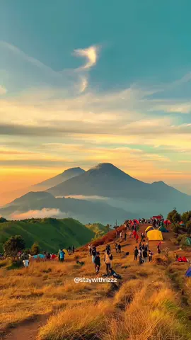 gunung sejuta umat☺️ #prau #praumountain #gunungprau #pendakigunung #pendakiindonesia #pendakigunungindonesia #pendakicantik #prauviapatakbanteng #prauviawates #fypシ゚viral #diengwonosobo 