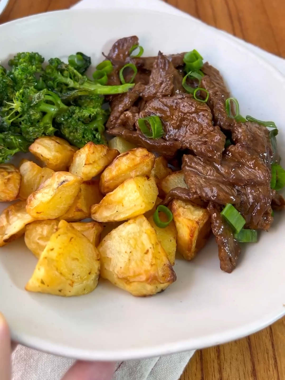 Jantarzinho DELÍCIA 🤤 Para a marinada da Carne * 600g de maminha * 1 colher de chá de maisena * 1 colher de sopa de vinagre * 1 colher de sopa de óleo de gergelim * 1 colher de sopa de azeite * 1 colher de sopa de shoyu Para o Molho da finalização da Carne já na frigideira * 1 colher de sopa de shoyu * 1 colher de chá de maisena * 1 colher de sopa de vinagre * 2 colheres de sopa de água gelada * Gengibre ralado (opcional) * Cebolinha para finalização Para a Batata * 600g de batata inglesa * Páprica picante * Sal * Azeite Gostou? Já COMPARTILHA essa receita perfeita ❤️ Créditos: cozinhandocomtalita