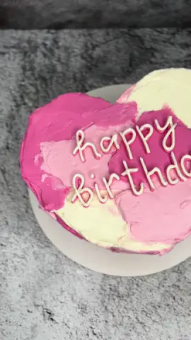Торт сердце мазками «Happy birthday” 🎉🍰💗 Внутри «Сникерс» 🍫🥜🍮 #торт#тортминск#тортминскназаказ#тортнаденьрождения#тортсердце#тортмазками#тортвкорейскомстиле#тортсникерс#сникерс#birthdaycake#сердце#heart
