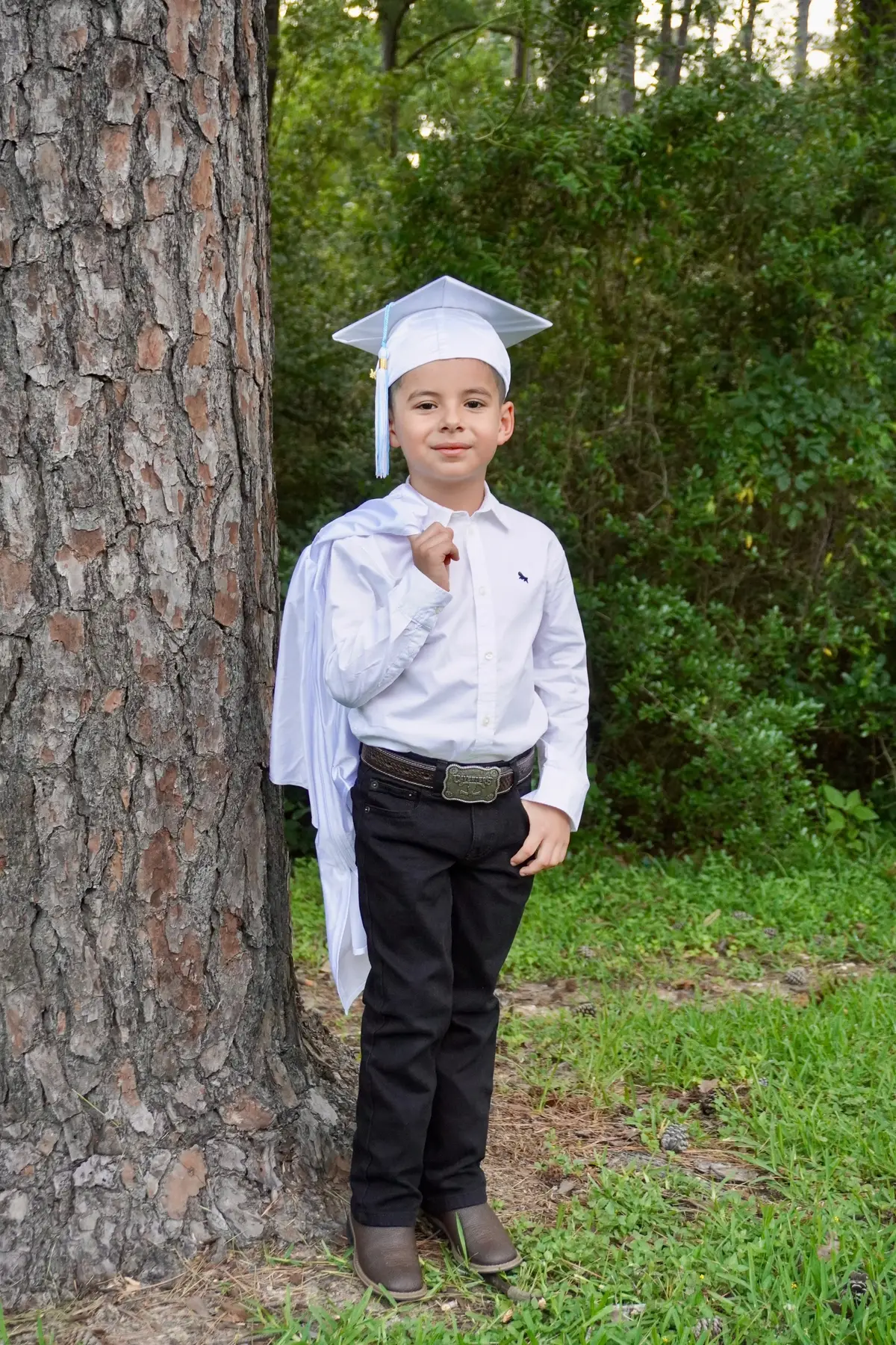 My boy!! 🥹📚🎓💙  #kindergarten #kindergartengraduation #graduationphotos #fyp 