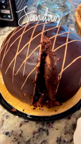 Os bolos daquk normalmente sao secos e sem gosto mas esse… aff esse é uma delicia #eua #sobremesa #bolodechocolate 
