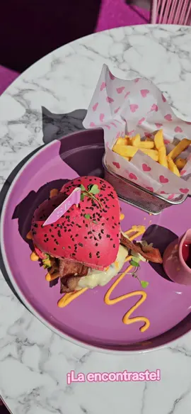 Nuestra Hamburguesa Sonrosado, plato insignia que debes probar en el #universorosa💕 #sonrosadocafé #lugarespink #pink  #hamburgesas #restaurantesbonitos #restaurantes #cafésbogota #cafeinstragamable #Bogotá #quehacerenbogota #caferosado #paratí 