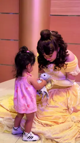 🥹 Nunca pense que este fuera un recuerdo que me iba a quedar para siempre… y es de mis Favoritos 🤍 Martina queria regalarle a Bella su muñeco se dormir para que la recordara 🥺 #babymemories #bestmemories #babyandbelle #princessbelle #goodbyehug #byedisney #disneycruise 