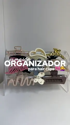 🎀 NEW 🎀 NEW 🎀 NEW 🎀 🤩Organizadores que no sabías que necesitabas 🤩 🎀 Nuevo soporte giratorio para organizar las pinzas del cabello, diseño súper divertido y estético, fabricado 100% en acrílico por @vanityboxofical.  Todos tus clips en un solo lugar, además decora de una manera súper moderna y elegante 🤌🏼 CORRE! y pídelo ahora mismo #mujeres #coleccionista #niñas #hairaccessories #haircare #colombia #acrylic #homedecor #homeorganization #hairclips 