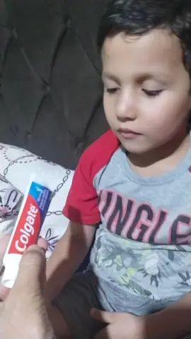 Alfabetizando o filho.  COL-GA-TE. PASTA DE DENTE... 😂🤣😂🤣😅🫣 #alfabetizacao  #humor #brincadeira #meme 