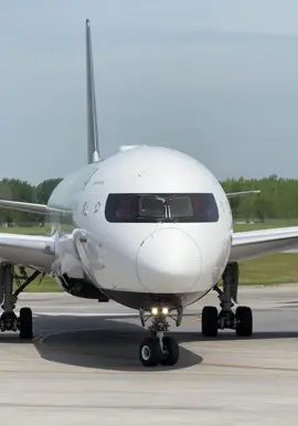 10K Followers 🔥🫶🏼 Thank you for all the support ! Here is a special one, face to face with @Air Canada B787-9 C-FSBV !! #aviation #planespotter #yul #spotter #FYP #aviationlovers #boeing #B787 #facetoface #black #aircanada 