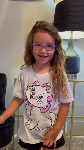 Time to put her on the payroll! This girl loves helping mom with advertising 🤣 #spalife #workingmom #momlife #dayinthelife #MomsofTikTok 