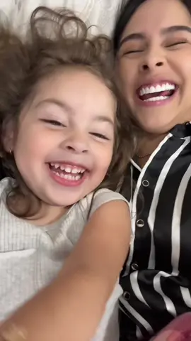 Replying to @kenia😇 ella habla perfectamente los tres idiomas😂 idioma bebe+español+ingles😂😂