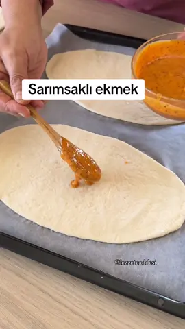 Tarif ve video sahibi @lezzetcaddesi  __ Herkese Merhaba ❤️ Sarımsaklı tereyağlı ekmek tarifi 🤌🏻 Malzemeler; 2 su bardağı ılık su 1 tatlı kaşığı şeker 1 paket kuru maya Yarım çay bardağı sıvıyağ 1 tatlı kaşığı tuz 5-5,5 su bardağı un - 200 gr yumuşak tereyağı 1 tatlı kaşığı pul biber 1 çay kaşığı karabiber 1 tatlı kaşığı kekik 3 diş sarımsak Kaşar peyniri Hamuru yoğurup mayalanmaya bırakalım, bu sırada tereyağı, baharatlar ve sarımsağı karıştıralım, hamur mayalandığında bezelere ayırıp merdane ile açalım, yaklaşık 8 beze yeterli geliyor, üzerine karışımdan sürerek kaşar peyniri serpelim, 200 derece fırında 20 dakika pişirelim, daha kısa da olabilir, afiyet olsun ❤️ . . .