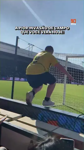 Impossível ter uma invasão de campo pior que essa, né? 😳 #futebolmeme #futebolmemesbrasil #futebolzoeira #futebolzoeiro #footballfunny #futebolengracado #lancesdofutebol #tiktoksports #tiktokesportes 