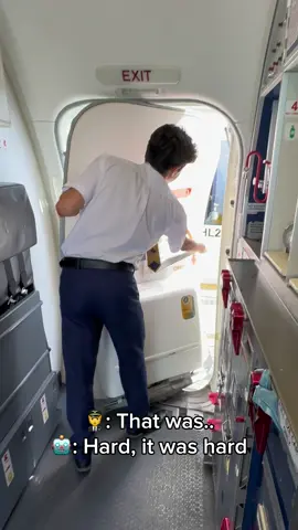 Quick easy video for you opening the “R2” door 😁✈️ My face at the end is bad I apologise 😝 I’m doing 10 more videos about Ryanair and then stop... This is number 6! 4 to go! At the last video there will be a surprise so follow me if you wanna knowww 🧑‍✈️🙊 #ryanair #ryanaircrew #cabincrew #flightattendant #flightattendantlife #boeing #flymiguel