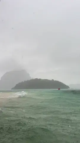 This couple’s rainy beach moment in 📍#Krabi feels like a scene from a movie 🥹🌧️  🎥 @rookiegoforit  #romance #krabithailand #thailandtrip #travel