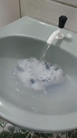 Limpeza pesada no meu banheiro, por que menina estava muito sujo e fedido. #limpeza #limpar 