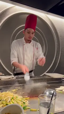 Eggcellent trick, Chef! 👏 #benihana #hibachi #eggtrick #chef #spatula 