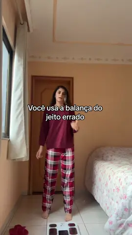 Como saber se estou emagrecendo?  A balança faz você sentir uma montanha russa de emoções porque você usa ela do jeito errado.  Você tá se sentindo magra no espelho, tá feliz, mas quando se pesa, nada mudou = frustração.  Você não precisa se pesar mil vezes em um dia, e nem todos os dias. Porque o seu peso vai variar. E isso não significa que você engordou ou emagreceu. Até porque perder gordura e perder peso é completamente diferente.  Ficar vendo esse número constantemente não vai te ajudar em nada mentalmente. Então, o que você tem que fazer é o seguinte.  Tire suas medidas. Tire fotos. Veja como se sente no espelho. Use alguma calça ou roupa como parâmetro. E quando possível, faça avaliação da sua composição corporal com um profissional da saúde.  E se você quer se pesar, escolha um dia da semana e se pese sempre nas mesmas condições: mesmo horário, roupa… E o principal: desapega desse número. Se você tá se sentindo bem, não é um número que vai te dizer o contrário, não é mesmo?  . . #emagrecimento #emagrecer #emagrecercomsaude 