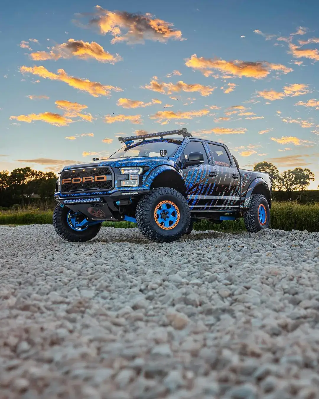 @epicoctane with a new wrap 🔥 📸: @shophotograpy (ig's) #carwrap #rigidindustries #prerunner #raptorworld #gen1raptor #4x4 #rutas #offroad #fordraptor #trocas #offroading #raptor #carwraps #raptor 