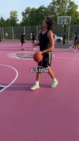 6’5 and cant dunk is crazy no?#ball #meme #basketball #fypage @EG @Mkworstt #viral #dunk #sauga 