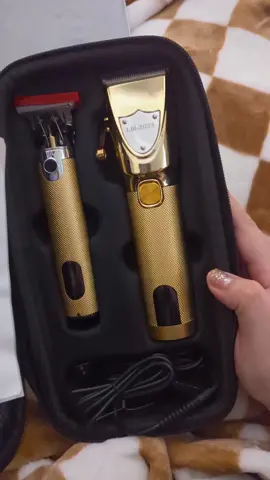 Selling fast🔥 Level up your grooming game with this golden cordless hair clipper set! Precision, style all in one package. makes for a perfect gift. Click that cart 🛒 or check out my showcase to snag you up one of these bad boys quantity is limited get it fast! 😌😌😌 #CapCut #clippers #hair #gold #hairclipper #unboxing #giftidea #gift #trimmer #FathersDay  #Tiktokshopsummersale  #wellness , #HKCLUF #ttsacl #tiktokcontentcamp #tiktokshop #tiktokshopping #homefinds  #tiktok    #tiktokmademebuyit #parati  #fyp #viral #fypviral #parati #popular 